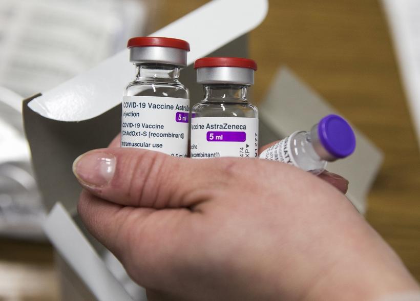 Peste 57.000 de doze de vaccin AstraZeneca vor ajunge marți în România