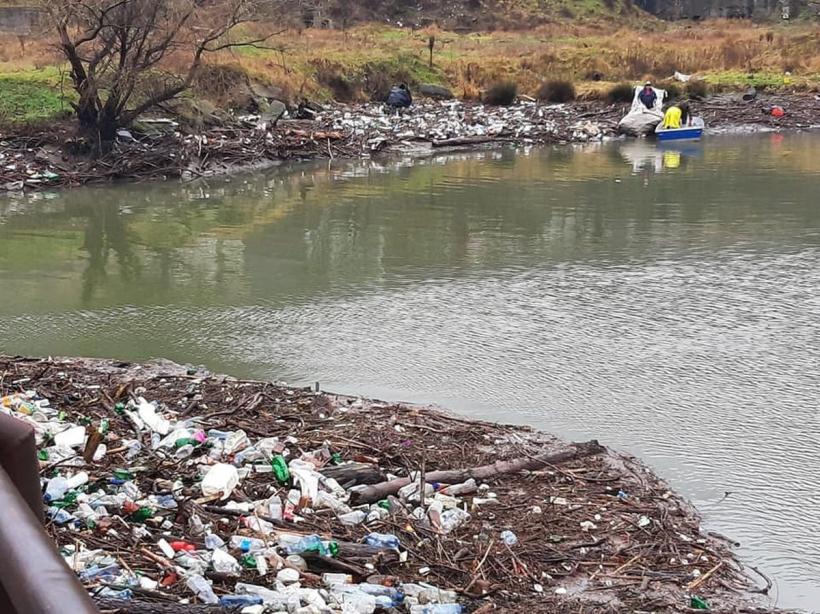 513 tone de gunoi, evacuate din zona lacului Fundeni