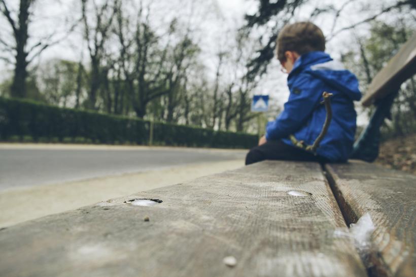 Zeci de mii de copii români au ambii părinți plecați la muncă în străinătate