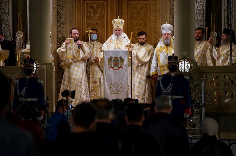 Patriarhul Daniel, în predica din noaptea de Paști:  O mulţime de oameni au nevoie de încurajare, de un dram de bucurie în suflet şi, mai ales, de pace în suflet