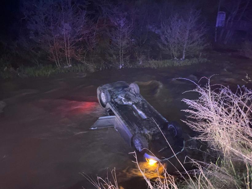 Accident în Bistrița. Doi tineri au fost salvați din râu