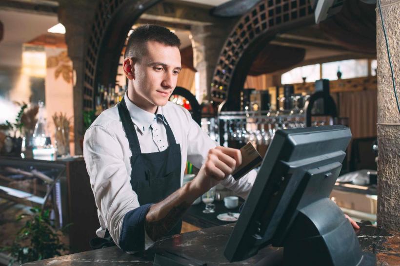 Polonia redeschide restaurantele şi barurile la exterior şi relaxează obligativitatea purtării măştii