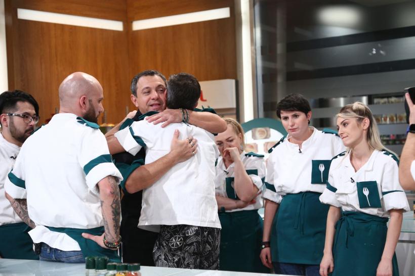Chefi la cuțite, un nou record de audiență, Echipa verde pierde încă un bucătar în sezonul 9. Schimbare de look pentru chef Sorin Bontea: ”Mi-am făcut părut verde, poate așa câștig”