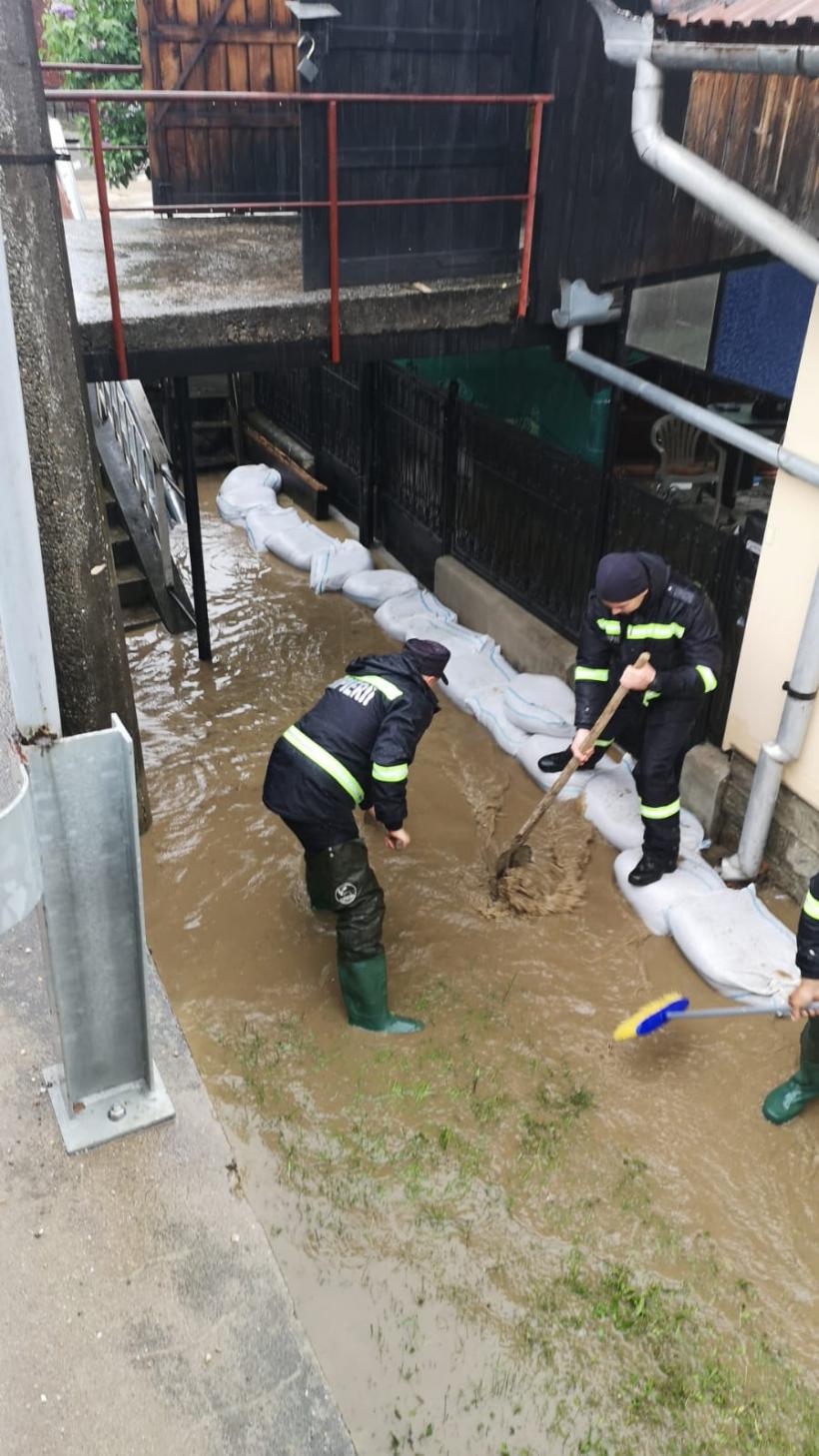 Inundații puternice în Bihor. Pompierii intervin pentru evacuarea apei din gospodării