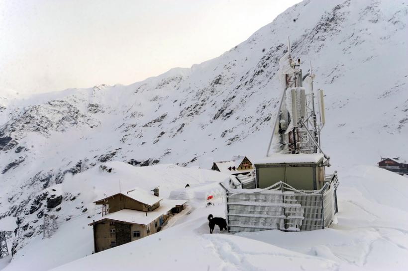VIDEO: Deszăpezire pe Transfăgărășan. Stratul de zăpadă depășește 6 metri         
