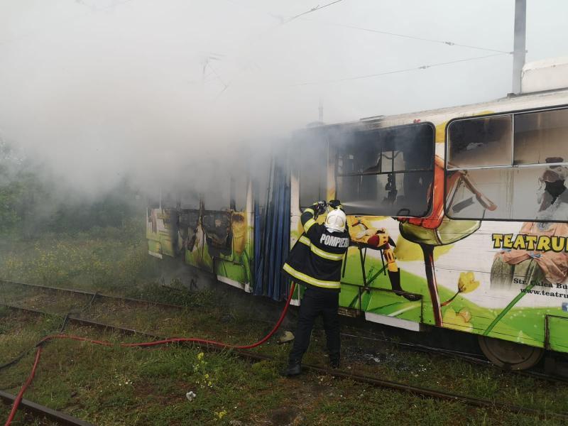 Un tramvai a luat foc în mers după ce a fost lovit de fulger, în Craiova