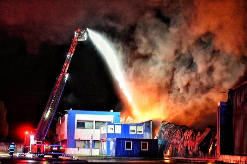 Incendiu puternic la o fabrică din Timiș