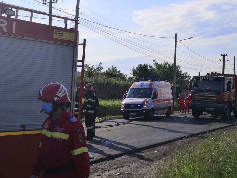 Accident grav în Dâmbovița. Coliziune între un microbuz de transport persoane și un autoturism