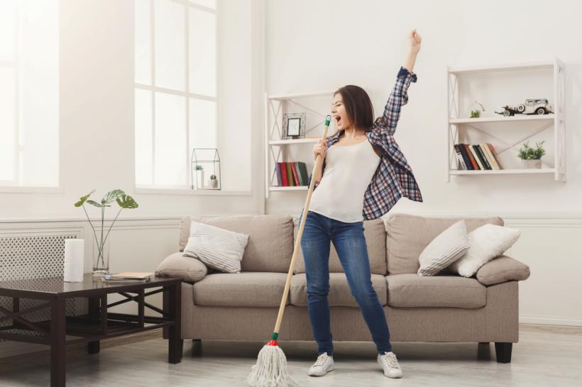 Curățenia în casă: sfaturi pentru a nu pierde prea mult timp cu treburile casnice