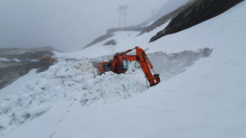 VIDEO: Strat de zăpadă de 7 – 8 metri pe Transfăgărășan, cu două săptămâni înainte de deschidere