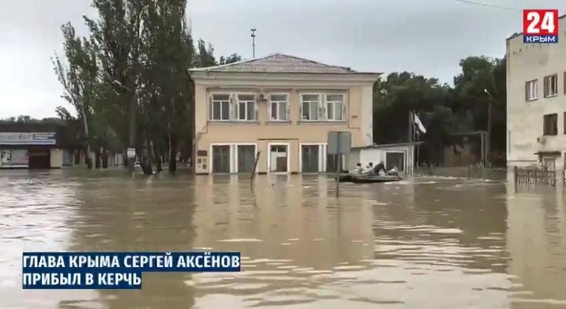VIDEO Situație inedită în Crimeea. Guvernatorul se plimbă cu barca într-un oraș inundat. Bodyguarzii înoată în spatele acestuia