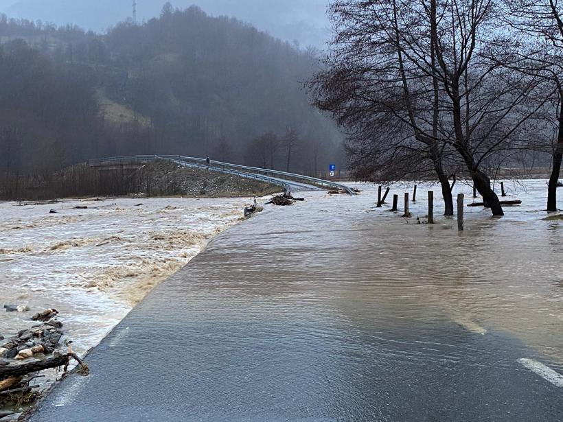 UPDATE Drumuri sub ape în Bacău și Tulcea. Circulația rutieră se desfășoară cu dificultate