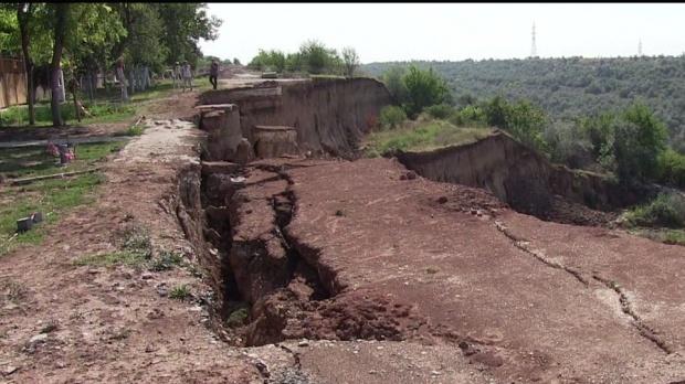 O alunecare de teren s-a produs într-un sat din Vâlcea. Patru gospodării sunt în pericol