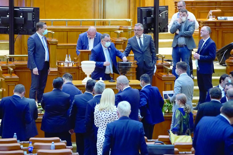 Frică mare de urnele de vot. Guvernul Cîțu și-a legat de scaune majoritatea parlamentară și a rămas în funcție
