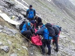 Tânără cu dublu traumatism la picioare, coborâtă de salvamontiști din Munții Retezat