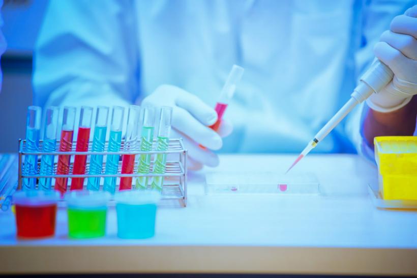 Laboratoarele medicale acreditate pentru teste PCR şi-au crescut afacerile şi de 3-4 ori în pandemie