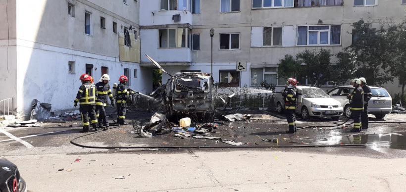 Incendiu urmat de explozie la o camionetă în Râmnicu Vâlcea. Două victime, la spital