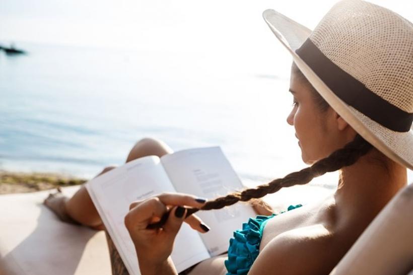 Îți faci planurile de vacanță? Iată 5 cărți de citit pe plajă