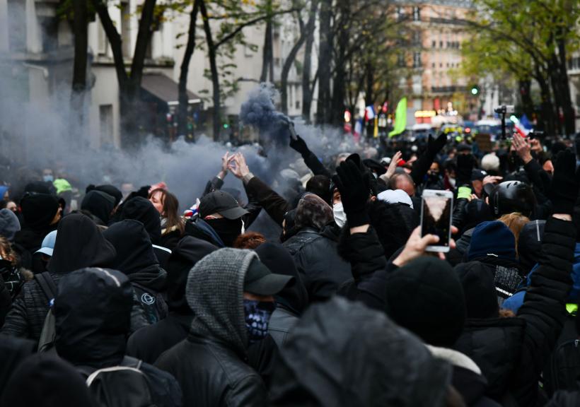 Proteste masive în Franţa faţă de măsurile lui Macron privind vaccinarea şi certificatul Covid-19