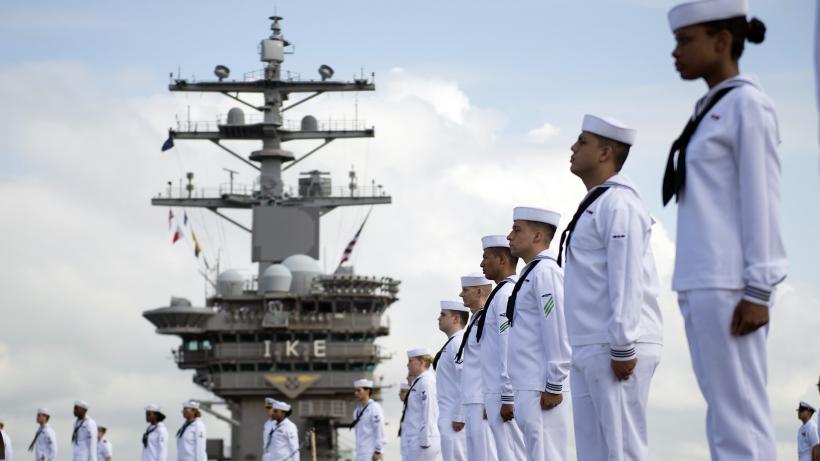 Marina SUA, la pământ: Corectitudinea politică primează în fața pregătirii de luptă