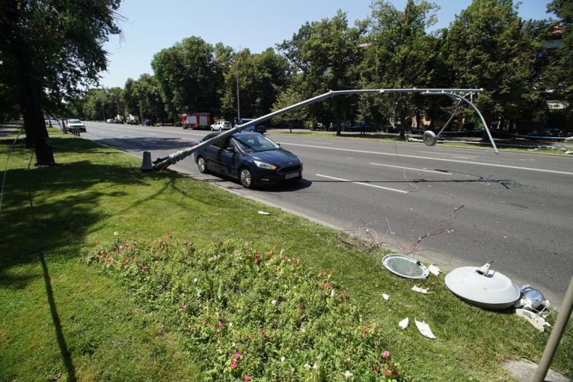 Un elicopter american a aterizat pe bulevardul Aviatorilor. A rupt mai mulți stâlpi de iluminat 18752948