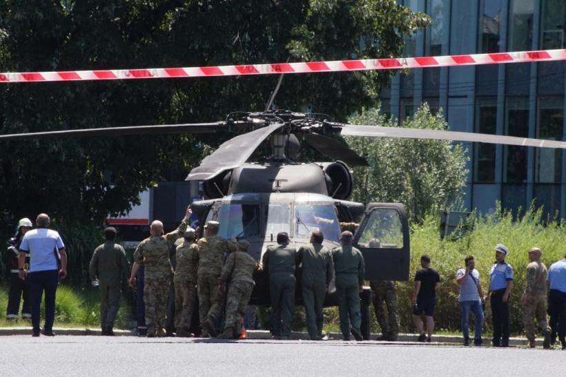 Un elicopter american a aterizat pe bulevardul Aviatorilor. A rupt mai mulți stâlpi de iluminat 18752949
