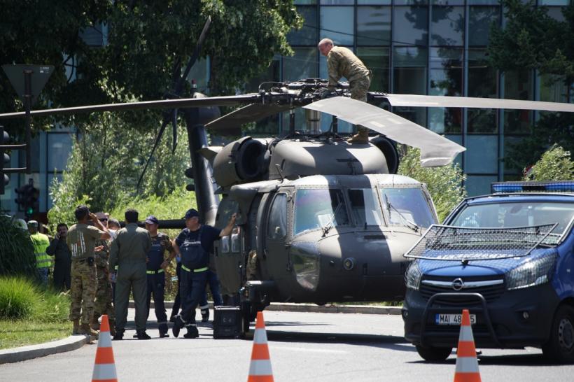 Un elicopter american a aterizat pe bulevardul Aviatorilor. A rupt mai mulți stâlpi de iluminat