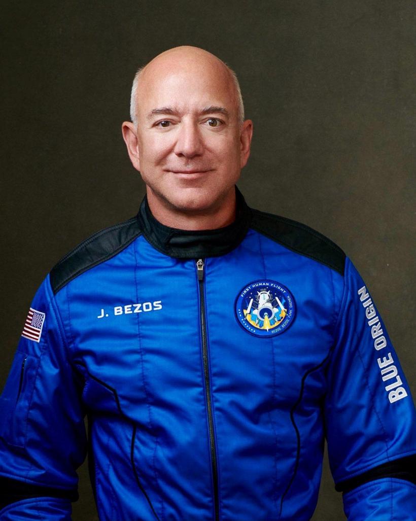 Bezos a donat câte 100 de milioane de dolari contribuitorului CNN Van Jones și chef-ului Jose Andres