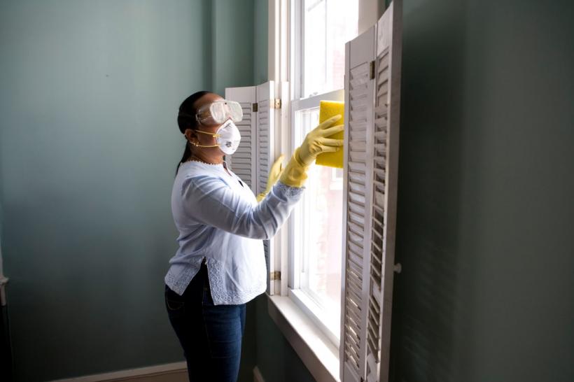 Curățarea geamurilor: ponturi pentru ferestre impecabile