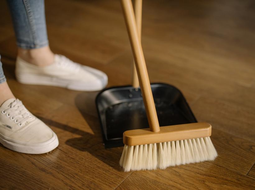 Soluții rapide pentru curățarea podelelor din casă