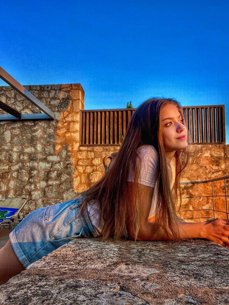 Mara Oprea, vacanţă în Grecia înainte de revenirea pe platoul de filmare Adela