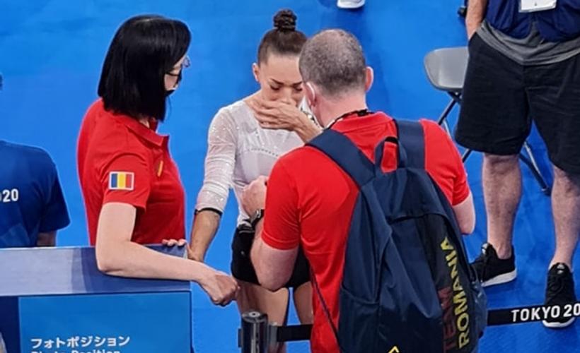 Larisa Iordache s-a retras din finala olimpică de la bârnă. Gimnasta a părăsit sala în lacrimi