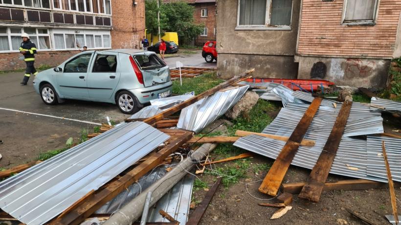 Acoperișul unui bloc din Lupeni, smuls de vânt, a avariat două mașini și trei balcoane