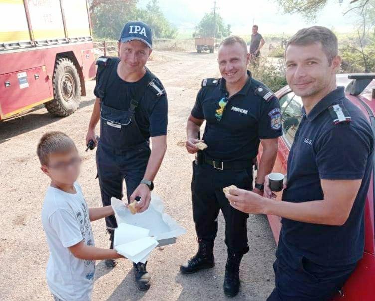 Incendii în Grecia. Pompierii români primiți de localnici cu plăcinte și porumb fiert