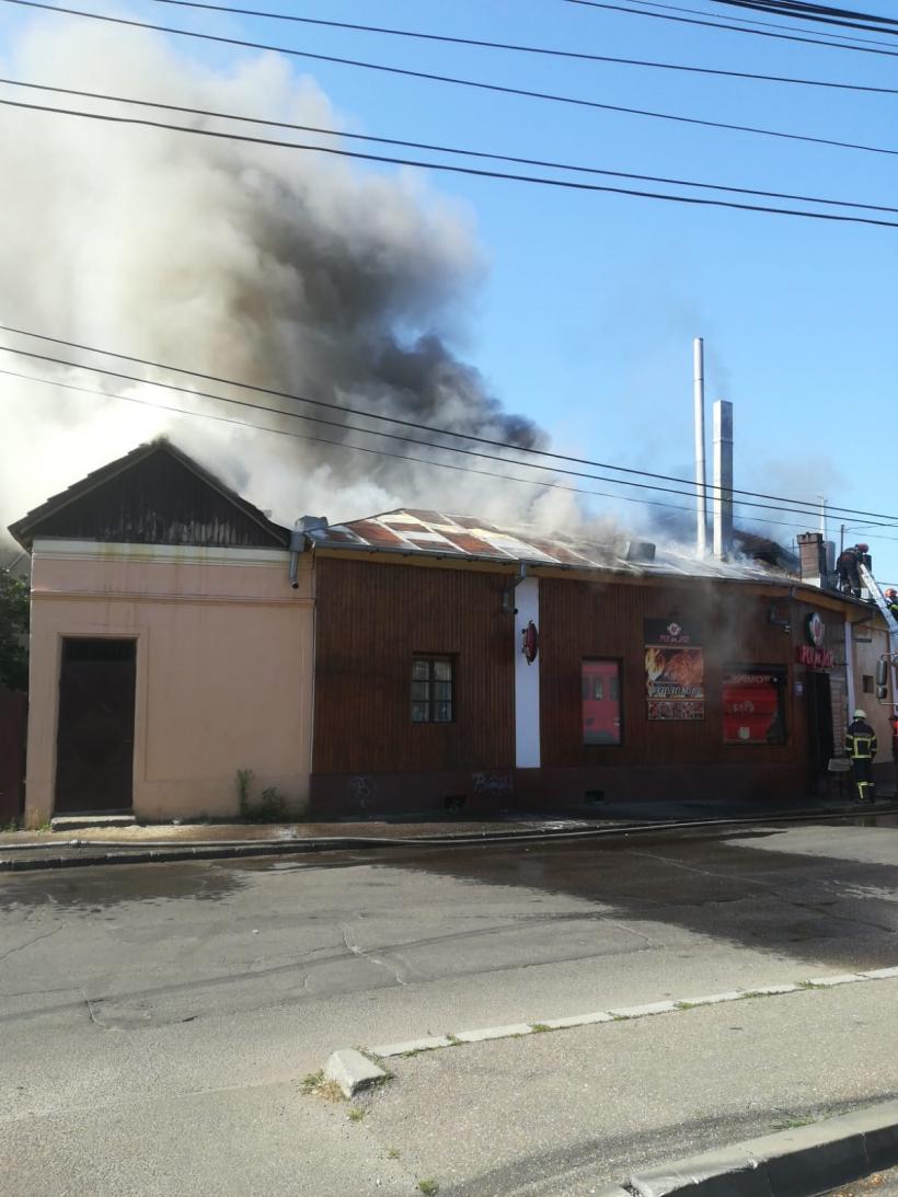 Incendiu la Buzău. O pizzerie a luat foc