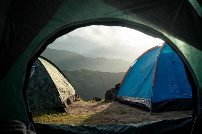 Ce ar trebui să împachetezi pentru o excursie cu cortul?