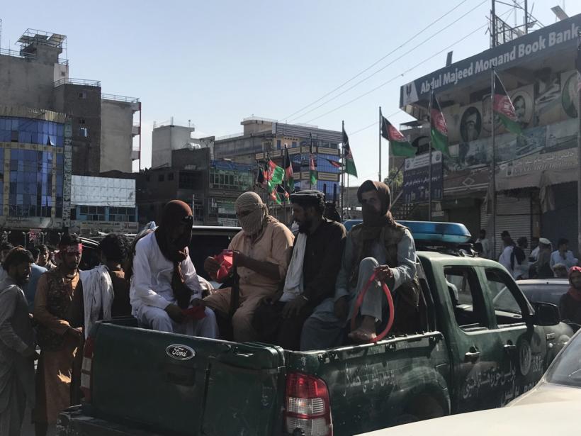 UPDATE Haos pe aeroportul din Kabul. Mii de afgani sunt disperați să fugă din țară