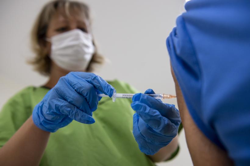 Încrucișarea vaccinurilor anti-COVID neutralizează temutul mutant Delta