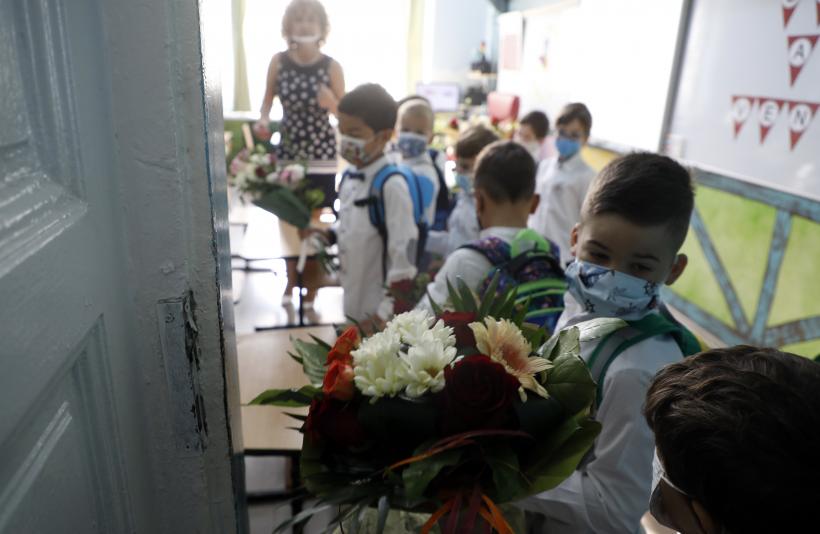 VIDEO: Școala începe tot în pandemie. Care sunt scenariile luate în calcul de Ministerul Sănătății și cel al Educației