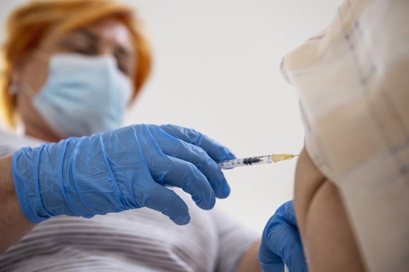Aproape 11.000 de români au fost vaccinați în ultima zi, 8.000 dintre ei cu prima doză