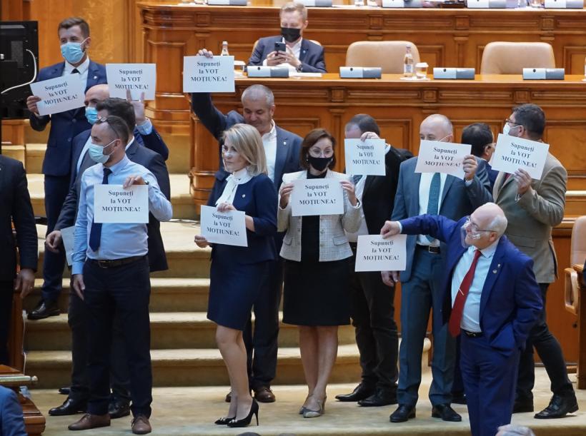 VIDEO. Ședința Camerei deputaților, SUSPENDATĂ. Parlamentarii AUR protestează. Se solicită votarea moțiunii de cenzură