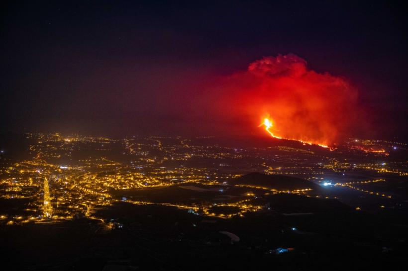 Un nor toxic provocat de erupția vulcanului din La Palma va traversa astazi România
