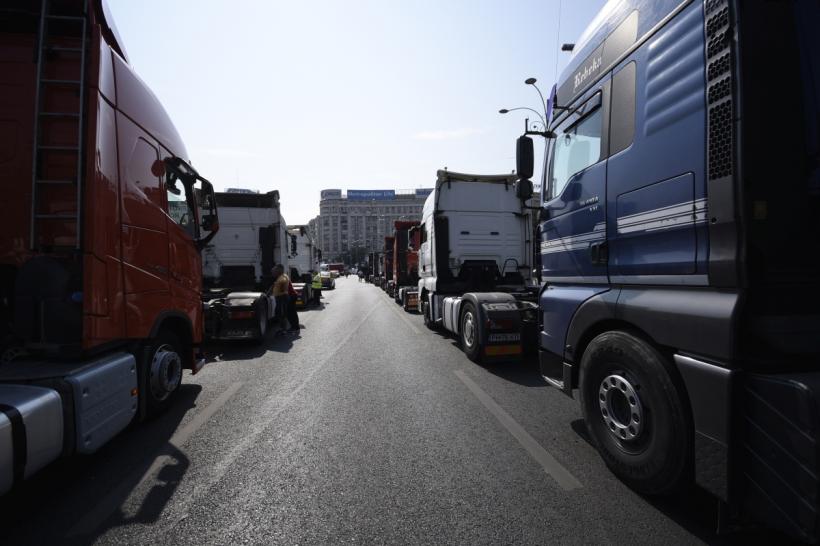 Miting de pandemie cu 100 de camioane în fața Guvernului
