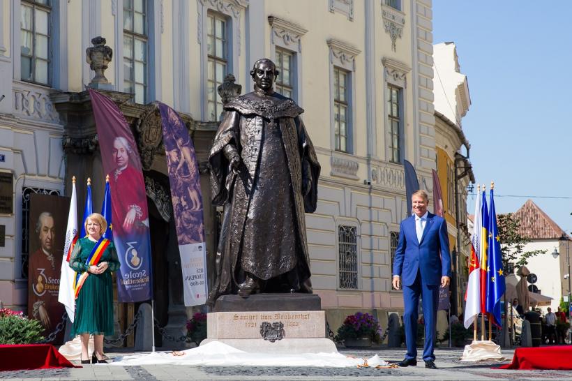 Un bărbat a aruncat cu vopsea pe statuia lui Samuel von Brukenthal din Sibiu