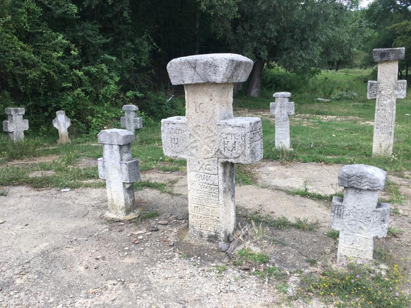 Legenda crucilor din piatră doborâte cu excavatorul de slugoii lui Ceaușescu