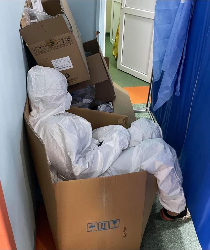 Lupta cadrelor medicale cu oboseala: imagini cu o asistentă dormind așezată într-o cutie