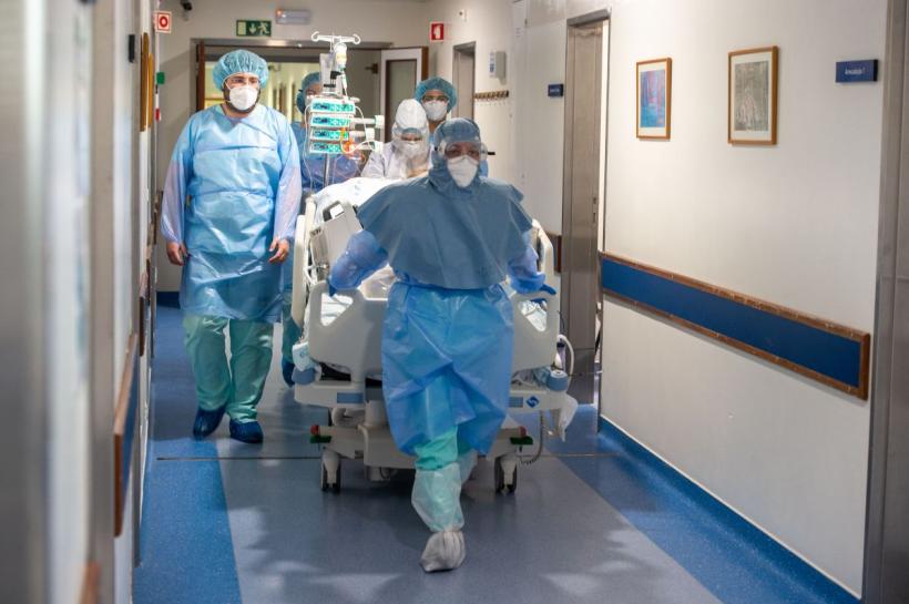 Doi pacienți cu COVID-19, în stare gravă, transferați în Danemarca
