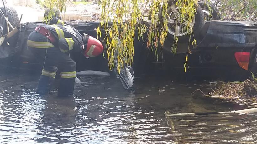 Vâlcea: Mașină căzută în râul Olănești. Un bărbat a fost transportat la spital