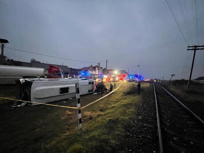 Accident grav: Un autocar a lovit o autocisternă pe o șosea din Bistrița-Năsăud