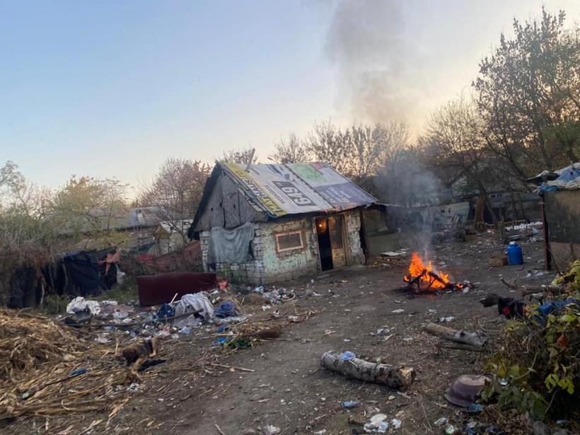 Arderi de deșeuri la Sintești. Amenzi după ce Garda de Mediu a fost atacată cu furci